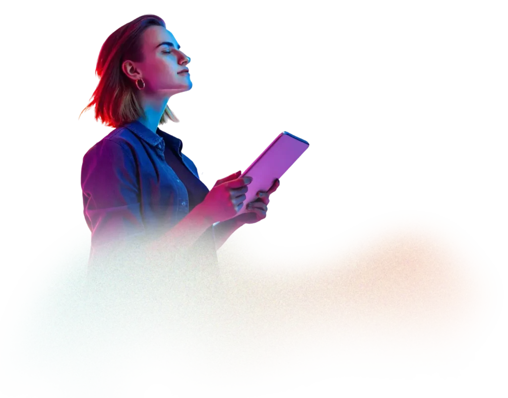 Mulher a consultar um tablet, iluminada com as cores da marca