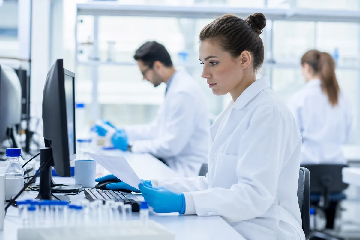 Folheto informativo e rotulagem de um medicamento em várias línguas