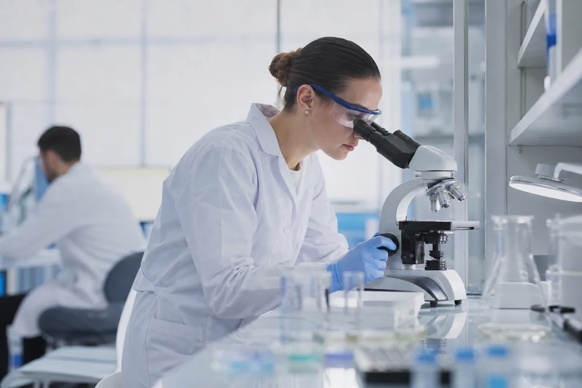 Parceiro linguístico a rever documentação farmacêutica com o laboratório