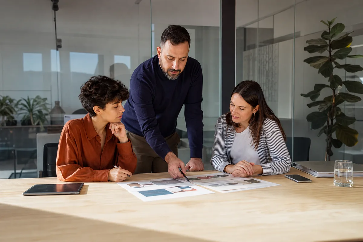 O que significa consistência entre línguas e mercados? · 5 vantagens da consistência no design de marca
