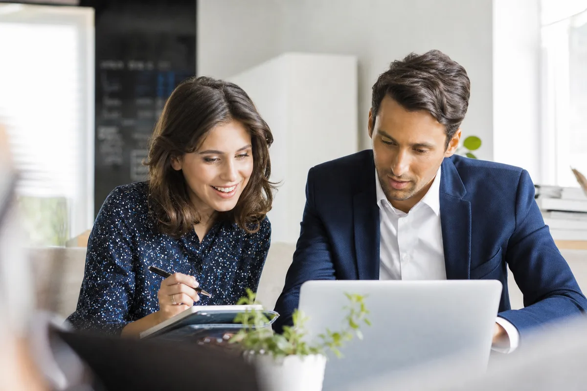 Cliente a concluir uma compra numa interface localizada